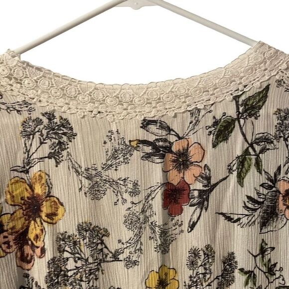 Coco & Jamieson crinkle rayon floral with lace layering blouse M. Lace trim - Picture 9 of 14